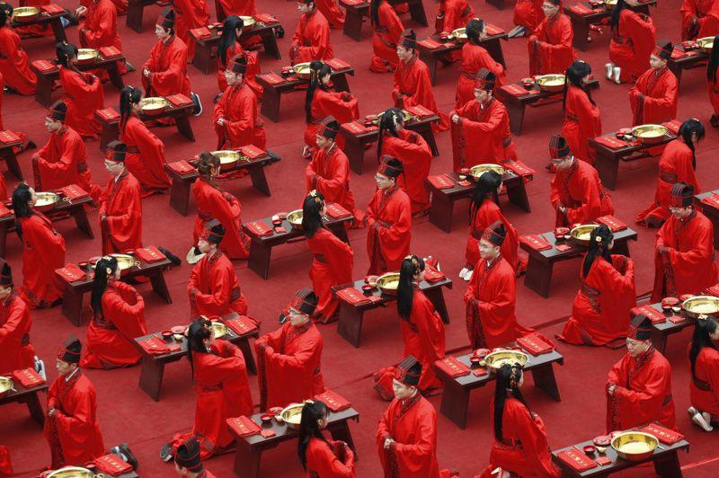 Le rouge est mis. Pour célébrer dignement leurs mariages, ces 130 couples venus de toute laChine, rêvaient de vivre cette cérémonie comme au temps de la dynastie des Han. Impossible, inimaginable même, il y a une dizaine d'années, leur souhait estdevenu réalité le 1er mai dernier à Xi'an, dans la province du Shaanxi. Le choix de Xi'an n'est pas un hasard, puisque cette ville abrite le célèbre mausolée du fondateur de la Chine moderne, l'empereur Qin,enterré avec ses milliers de guerriers d'argile. Un tombeau démesuré construit vers 210 avant notre ère. Vêtus de rouge, couleur du bonheur en Chine, ces jeunes mariés répètent,comme au théâtre, les gestes millénaires des nobles des temps anciens.Une nouvelle Révolution culturelle, conservatrice cette fois.