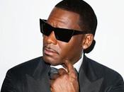 Avec "Feelin' Single" Kelly besoin réconfort, volontaires