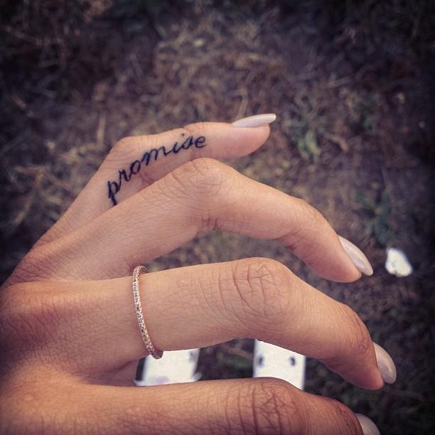 La petite amie de Chris Brown se fait un tatouage exactement comme Rihanna