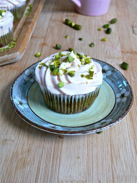 The Pros and Cons of being a Flight Attendant or My Pistachio  Cupcakes with Strawberry Cream Cheese Frosting / Les Plus et les Moins du métier d’Agent de Bord (PNC) ou mes Cupcakes Pistache et leur Glaçage à la Fraise et Fromage Frais.