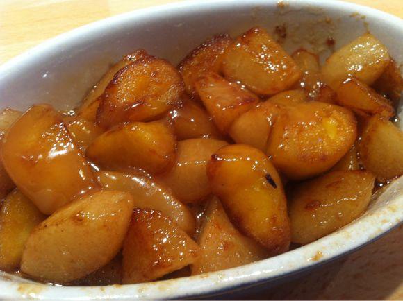 Pommes et poires au caramel salé, test de la poêle au revêtement pierre.