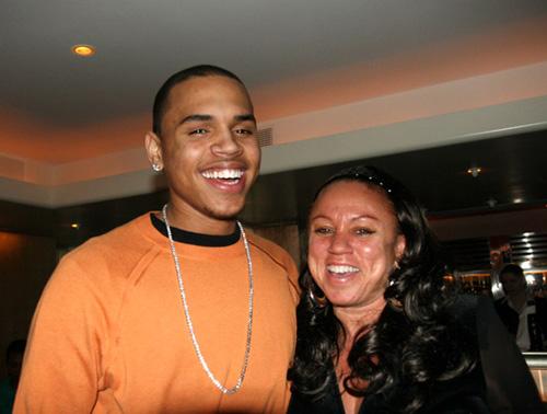CHOC : la mère de Chris Brown adore écouter les chansons de Rihanna
