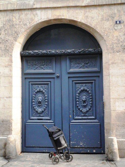 Portes d’immeubles à Paris : sculptées et colorées (1/2)