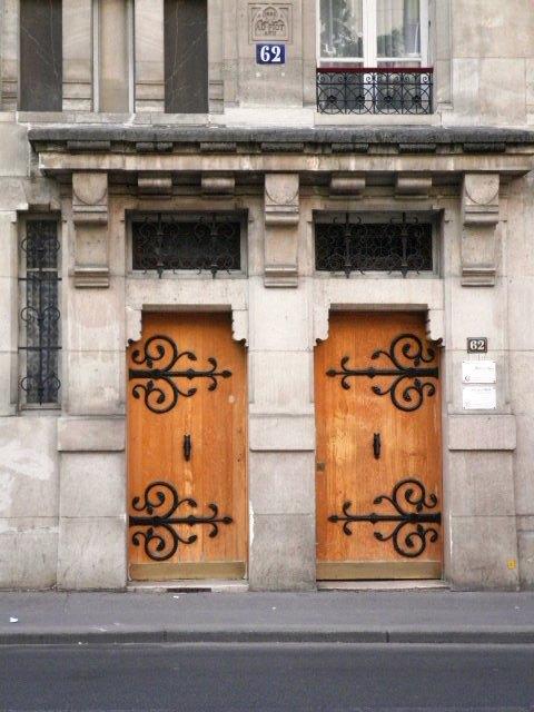 Portes d’immeubles à Paris : sculptées et colorées (1/2)