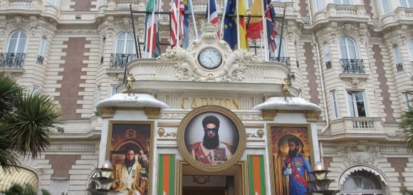 Cannes 2012 : The Dictator sur la façade du Carlton …