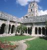 Le cloître et le clocher de la primatiale Saint-Trophime © Ville d’Arles