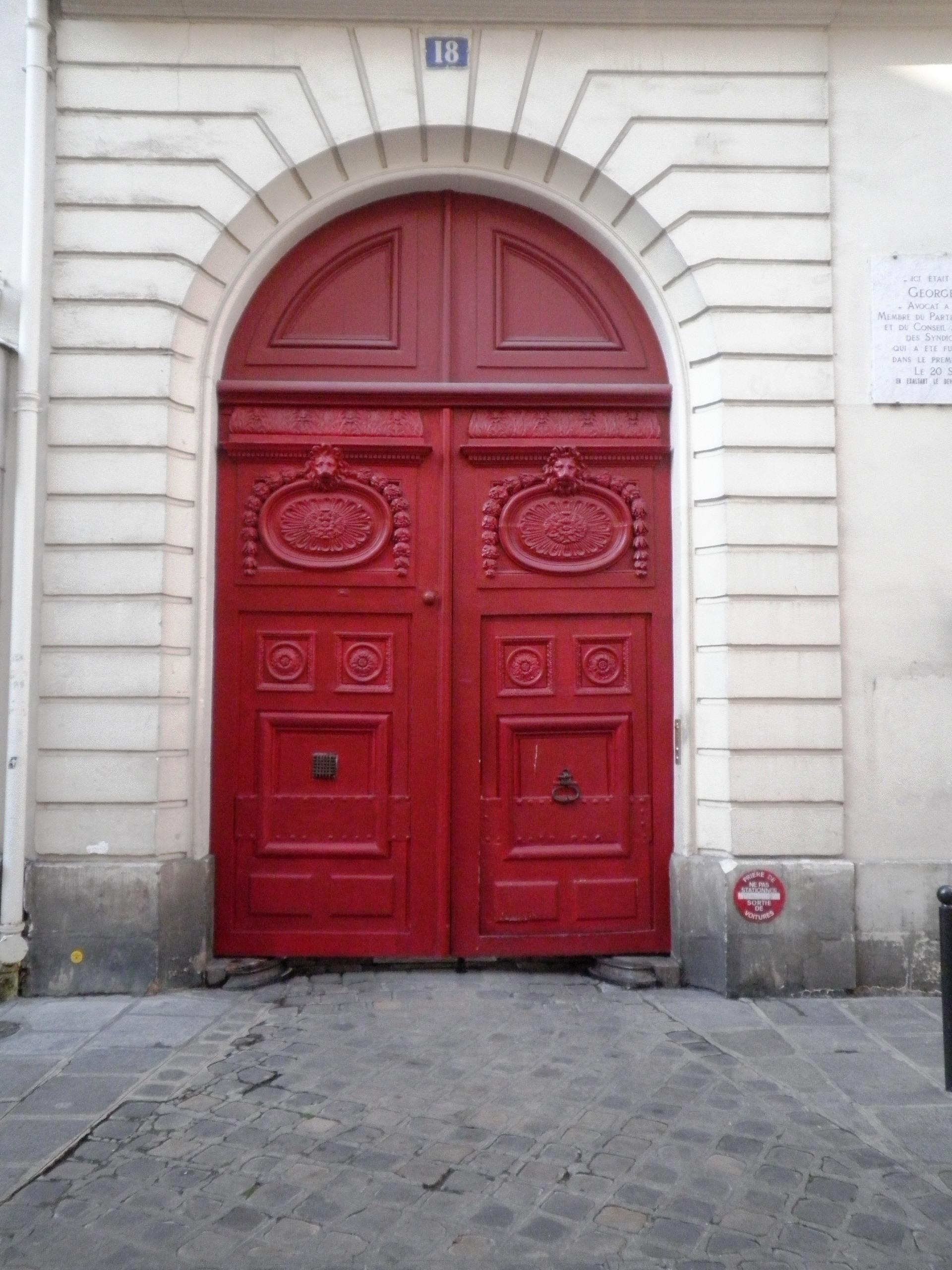 Portes d’immeubles à Paris : sculptées et colorées (2/2)