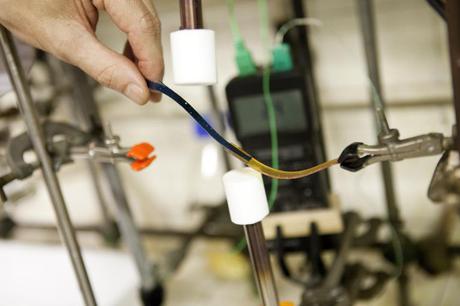 Mi-plastique, mi-verre : le vitrimère