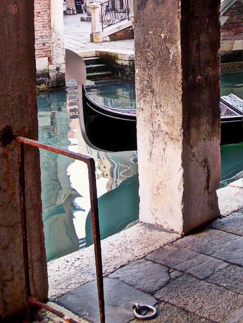 Sotoportego del Traghetto : proche de l'église de San Canciano