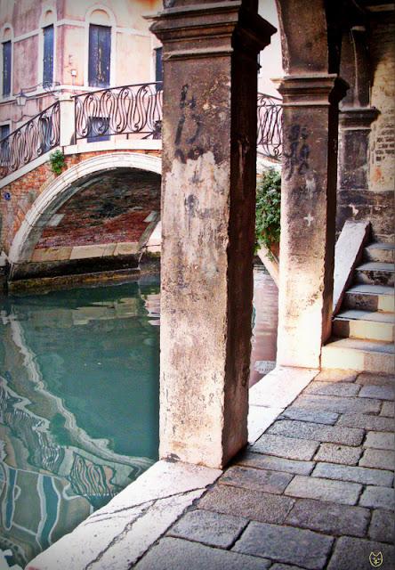 Sotoportego del Traghetto : proche de l'église de San Canciano