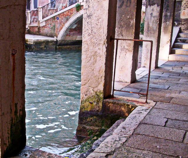 Sotoportego del Traghetto : proche de l'église de San Canciano