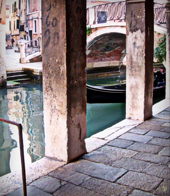 Sotoportego del Traghetto : proche de l'église de San Canciano