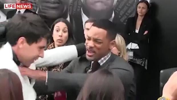 Will Smith gifle un journaliste qui tente de l’embrasser
