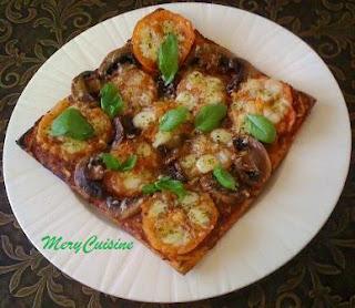 Pizza aux tomates, champignons, bocconcini et pesto