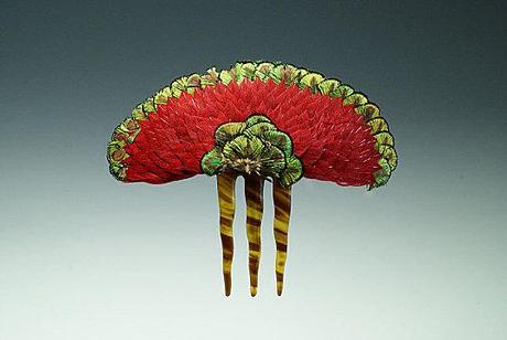 Le musée virtuel des accessoires de coiffure : Creative Museum Peigne-americain-en-plumes.jpg