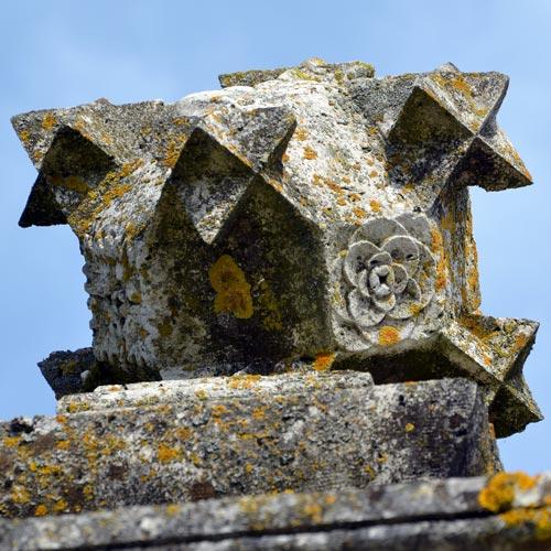 Des polyèdres ornés de motifs décoratifs à Champniers (16)