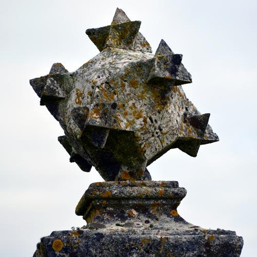 Des polyèdres ornés de motifs décoratifs à Champniers (16)