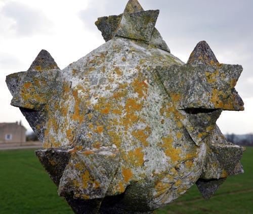 Des polyèdres ornés de motifs décoratifs à Champniers (16)