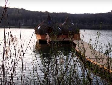 Insolite : une cabane flottante pour dormir sur l'eau