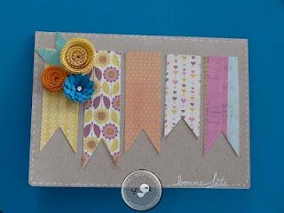 Carte avec fleurs rondes en papiers