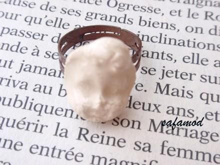 THEME DU LUNDI : LE BLANC Bague ajustable cuivre et cabochon tête en céramique blanc