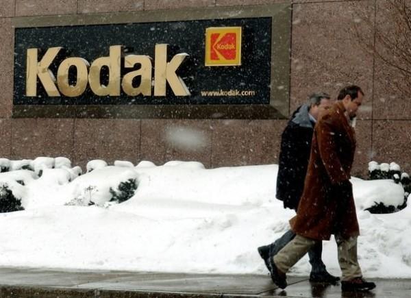 54838 kodak workers enter corporate headquarters in rochester new york january 22 2004 eastman kodak co 600x435 Nouveau revers pour Kodak