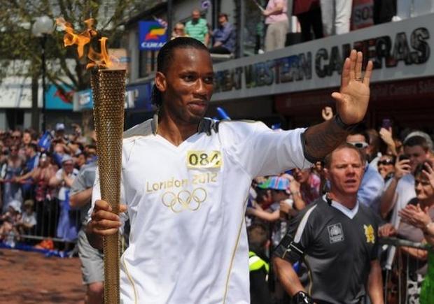 Didier Drogba porte la flamme olympique