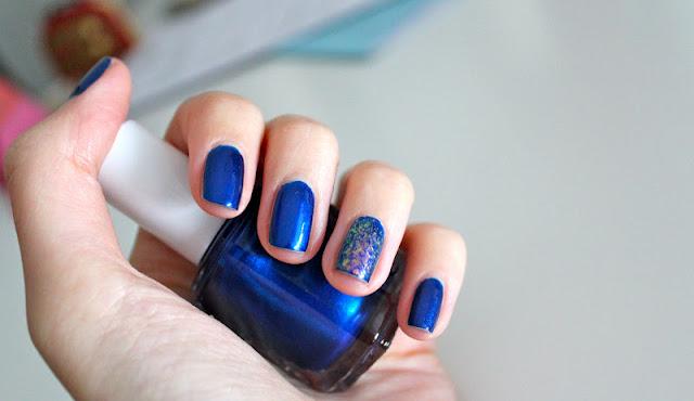 Blue obsession (feat. Aruba Blue et Shine of the Times - Essie)