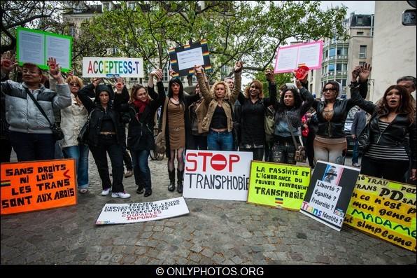 Flash-mob-contre-lesbophobie-paris0003