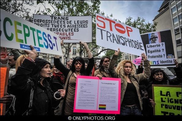 Flash-mob-contre-lesbophobie-paris0004