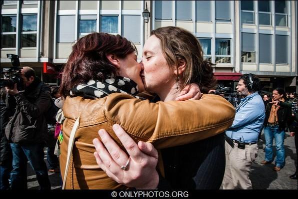 Flash-mob-contre-lesbophobie-paris0010