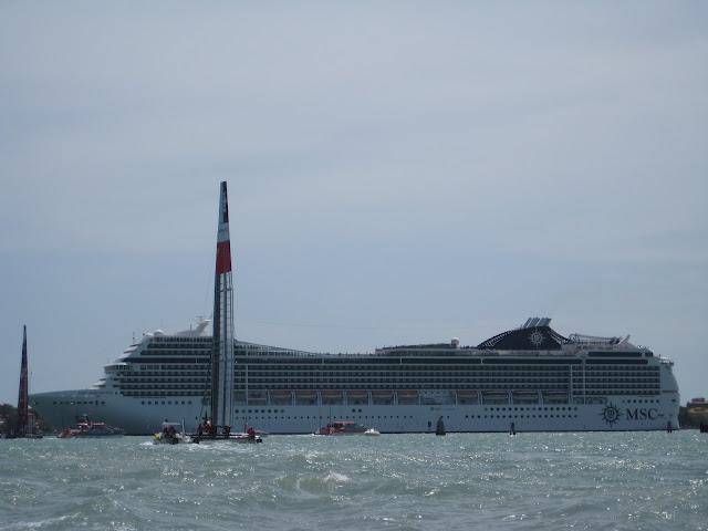 Ce que j'ai aperçu de l'America's cup, loin de la foule qui était, paraît-il, considérable...