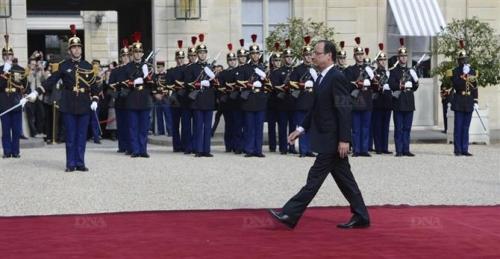 francois-hollande-est-arrive-a-l-elysee-a-10h-(photo-afp).jpg