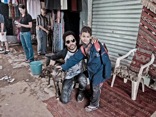 Lenny Kravitz (making friends) au Maroc