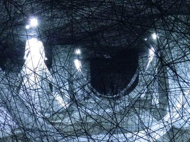 Idée de balade à Lyon : installation de Chiharu Shiota à la Sucrière