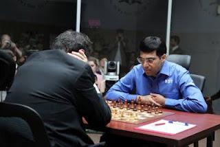 Échecs à Moscou : le champion du monde Vishy Anand annule avec les Noirs face au challenger Boris Gelfand lors de la 11e partie - Photo © Chessbase 