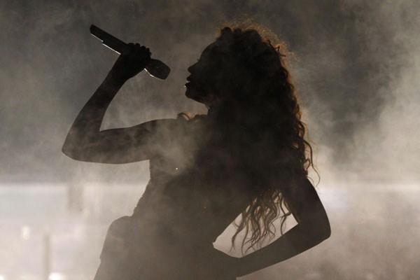 Beyoncé chante son idole Whitney Houston sur scène (Revel)