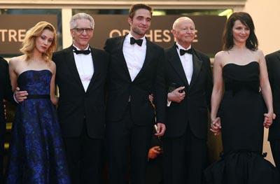 Robert_Pattinson_Stars_Hit_Red_Carpet_Cosmopolis_BLAqFC0MxYcl.jpg