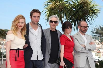 Robert_Pattinson_David_Cronenberg_photocall_jRDIOWeBA-nl.jpg