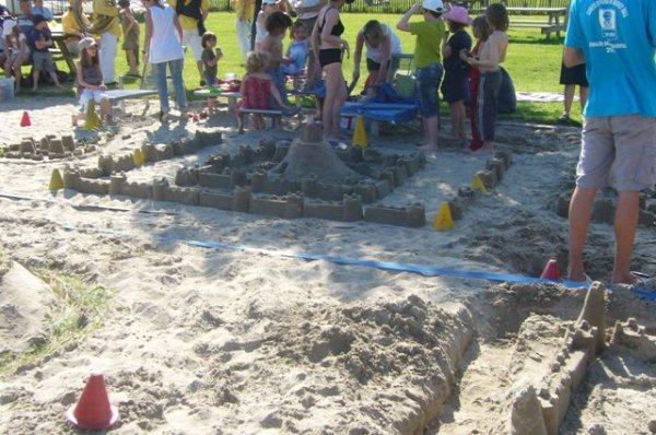 Il a fait un temps estival aujourd'hui, et les premiers châteaux de sable ont fait leur réapparition à Lambersart-Plage