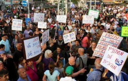 Une manifestation qui a dégénéré en violences racistes à Tel-Aviv a déclenché jeudi une virulente polémique sur la présence en Israël de quelque 60.000 immigrants clandestins, la plupart Soudanais et Erythréens, entrés illégalement via le Sinaï égyptien.