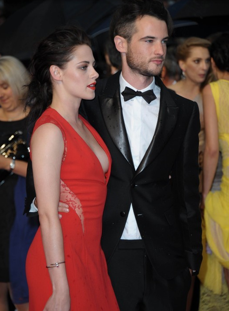 Robert Pattinson et Kristen Stewart officialisent sur le tapis rouge 2. Robert Pattinson et Kristen Stewart officialisent sur le tapis rouge 2. cannes cosmopolis