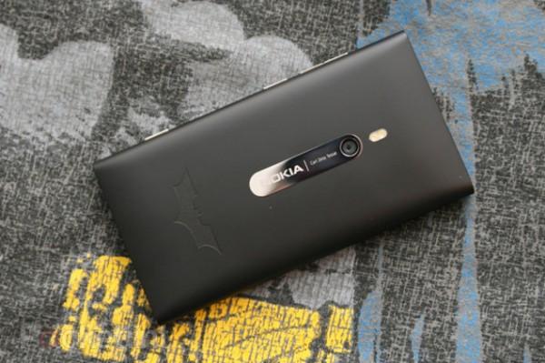 batman nokia lumia 900 limited edition phone 1 600x399 Le Nokia Lumia 900 a aussi son édition Batman
