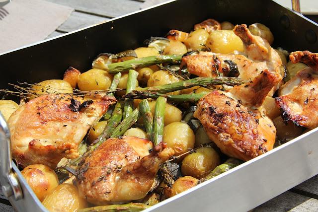 Un plat bien convivial : poulet roti au vin blanc , pommes de terre nouvelles , asperges vertes et citron