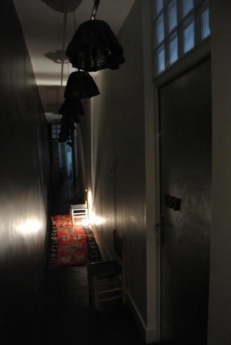 Accés aux chambres par un couloir aux lumières étranges...
