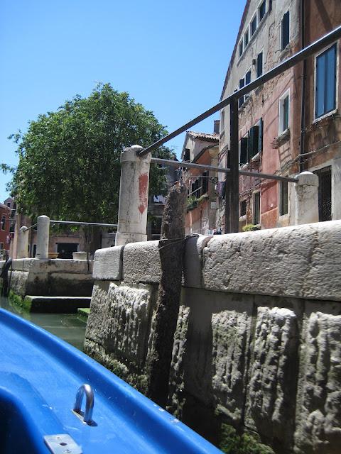 Encore dans la barque bleue