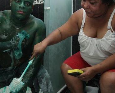 Après s’être déguisé en Hulk, il ne retrouve plus sa forme humaine