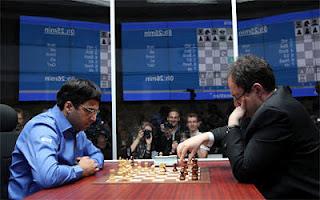 Échecs à Moscou : le champion du monde Vishy Anand avec les Blancs face à son challenger Boris Gelfand - Photo © Chessbase 