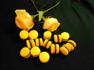 Macaron aux roses jaunes
