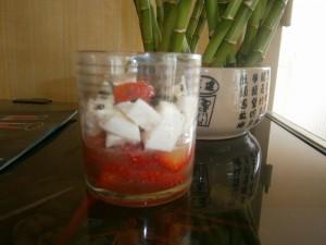 Émincé de fraises à la mozzarella, sirop de basilic – de Nancy